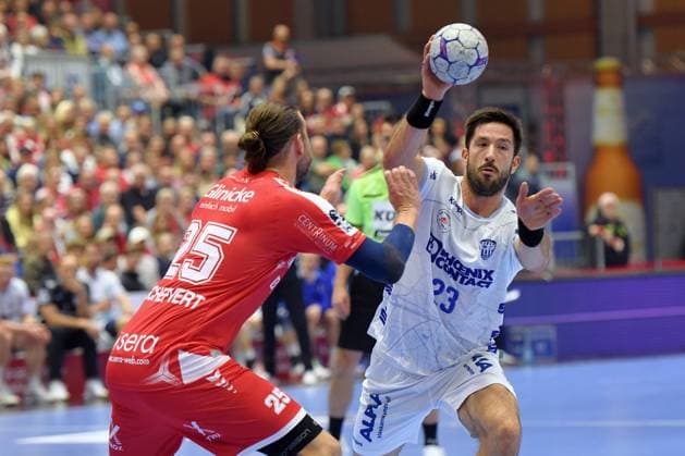 Tim Suton TBV Lemgo Lippe 23 on the ball , Olle Forsell Schefvert MT Melsungen 25 L , GER, MT Melsungen TBV Lemgo Lippe, Handball, 1 Bundesliga, Matchday 10, Season 2025 2026, 25 10 2025, GER, MT Melsungen TBV Lemgo Lippe, Handball, 1 Bundesliga, Matchday 10, Season 2025 2026, 25 10 2025 Kassel Copyright: xEibner-Pressefotox xRolandxSippelx EP_RSL