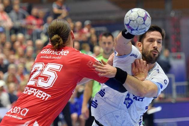 Tim Suton TBV Lemgo Lippe 23 on the ball , Olle Forsell Schefvert MT Melsungen 25 L , GER, MT Melsungen TBV Lemgo Lippe, Handball, 1 Bundesliga, Matchday 10, Season 2025 2026, 25 10 2025, GER, MT Melsungen TBV Lemgo Lippe, Handball, 1 Bundesliga, Matchday 10, Season 2025 2026, 25 10 2025 Kassel Copyright: xEibner-Pressefotox xRolandxSippelx EP_RSL