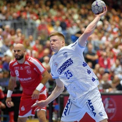 Niels Gerardus Versteijnen TBV Lemgo Lippe 25 on throw, Adrian Sipos MT Melsungen 8 L , GER, MT Melsungen TBV Lemgo Lippe, Handball, 1 Bundesliga, 10 Matchday, Season 2025 2026, 25 10 2025, GER, MT Melsungen TBV Lemgo Lippe, Handball, 1 Bundesliga, 10 Matchday, Season 2025 2026, 25 10 2025 Kassel Copyright: xEibner-Pressefotox xRolandxSippelx EP_RSL
