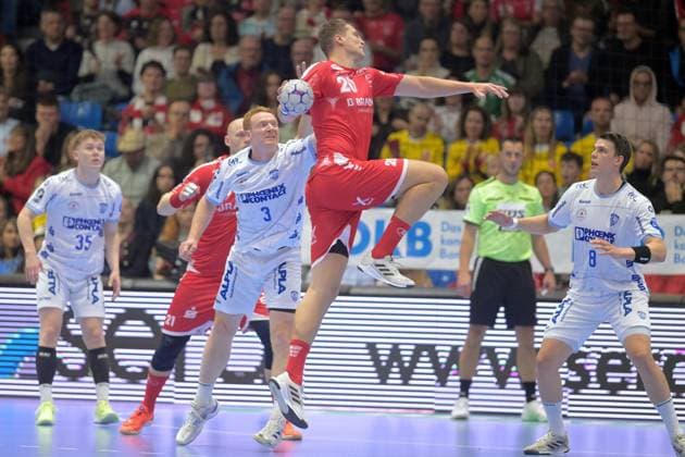 Uladsislau Kulesch MT Melsungen 20 on the throw Nicolai Theilinger TBV Lemgo Lippe 3 , Frederik Simak TBV Lemgo Lippe 8 R , GER, MT Melsungen TBV Lemgo Lippe, Handball, 1 Bundesliga, 10 Matchday, Season 2025 2026, 25 10 2025, GER, MT Melsungen TBV Lemgo Lippe, Handball, 1 Bundesliga, 10 Matchday, Season 2025 2026, 25 10 2025 Kassel Copyright: xEibner-Pressefotox xRolandxSippelx EP_RSL