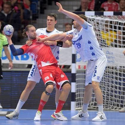 Olle Forsell Schefvert MT Melsungen 25 on the ball , Frederik Simak TBV Lemgo Lippe 8 L , Hendrik Wagner TBV Lemgo Lippe 28 R , GER, MT Melsungen TBV Lemgo Lippe, Handball, 1 Bundesliga, 10 Matchday, Season 2025 2026, 25 10 2025, GER, MT Melsungen TBV Lemgo Lippe, Handball, 1 Bundesliga, 10 Matchday, Season 2025 2026, 25 10 2025 Kassel Copyright: xEibner-Pressefotox xRolandxSippelx EP_RSL