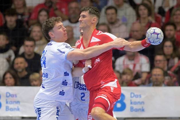 Nikolaj Enderleit MT Melsungen 4 on the ball , Joel Willecke TBV Lemgo Lippe 24 L , GER, MT Melsungen TBV Lemgo Lippe, Handball, 1 Bundesliga, 10 Matchday, Season 2025 2026, 25 10 2025, GER, MT Melsungen TBV Lemgo Lippe, Handball, 1 Bundesliga, 10 Matchday, Season 2025 2026, 25 10 2025 Kassel Copyright: xEibner-Pressefotox xRolandxSippelx EP_RSL