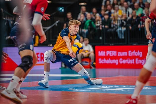 Volleyball mens season 2025 2026 Volleyball Bundesliga main round SVG Lüneburg vs cerebricks VOLLEY GOATS Mitteldeutschland 25 10 2025 Joris Backhaus 10 SVG Lüneburg receiving the ball
