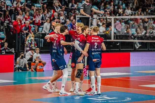 Volleyball mens season 2025 2026 Volleyball Bundesliga main round SVG Lüneburg vs cerebricks VOLLEY GOATS Mitteldeutschland 25 10 2025 The SVG Lüneburg team cheers