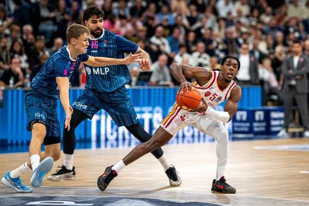 easyCredit BBL MLP Academics Heidelberg - Fitness First Würzburg Baskets 25 10 2025 Marcus Carr 5 Fitness First dribbles, Marcel Keßen 15 MLP Academics Heidelberg and Niklas Würzner 2 MLP Academics Heidelberg defend easyCredit BBL MLP Academics Heidelberg - Fitness First Würzburg Baskets on 25 10 2025 at the SNP Dome, Heidelberg Copyright: xBEAUTIFULxSPORTS Gelhardtx