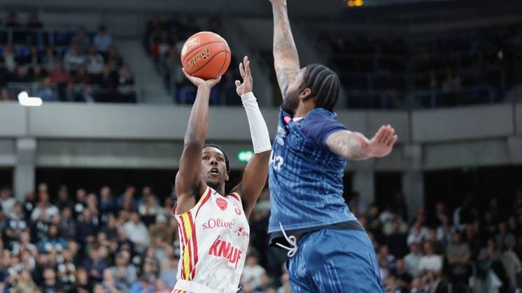 In the picture from left Marcus Carr Wuerzburg Baskets, 5 against Marcus Weathers MLP Academics Heidelberg, 00 25 10 2025, Basketball, MLP Academics Heidelberg Fitness First Wuerzburg Baskets, easyCredit BBL, 5 Matchday, Germany, Heidelberg, SNP Dome, Copyright: HMBxMedia xJulienxBecker