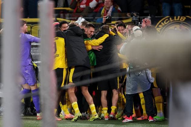25 10 2025, 1 Bundesliga, Matchday 8, Borussia Dortmund 1 FC Köln, BVB players celebrate the 1-0 goal by Maximilian Beier Borussia Dortmund , Dortmund Signal Iduna Park NRW Germany xRHR PHOTO DEx Copyright: DennisxEwert RHR-FOTOx RHR-FOTO DE