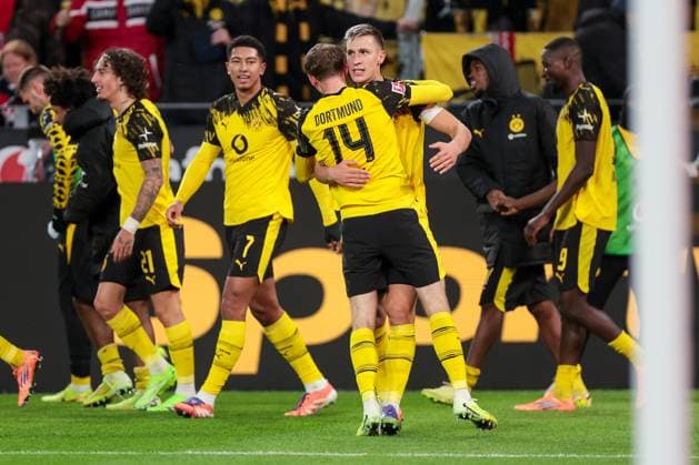 25 10 2025, 1 Bundesliga, Matchday 8, Borussia Dortmund 1 FC Köln, f l Maximilian Beier Borussia Dortmund , Nico Schlotterbeck Borussia Dortmund celebrate the goal for 1 0, Dortmund Signal Iduna Park NRW Germany xRHR PHOTO DEx Copyright: DennisxEwert RHR-FOTOx RHR-FOTO DE