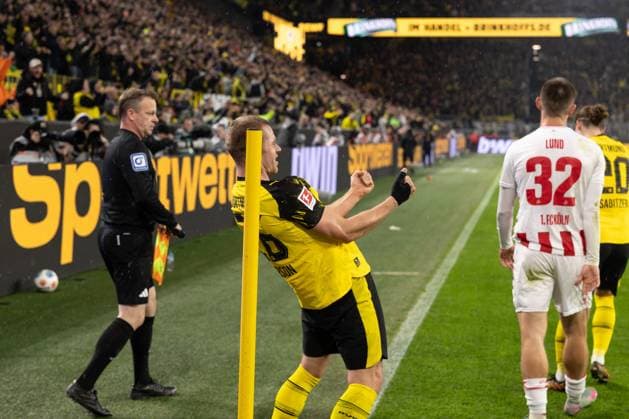 25 10 2025, 1 Bundesliga, Matchday 8, Borussia Dortmund 1 FC Köln, Julian Ryerson Borussia Dortmund cheers at the corner flag, Dortmund Signal Iduna Park NRW Germany xRHR PHOTO DEx Copyright: DennisxEwert RHR-FOTOx RHR-FOTO DE