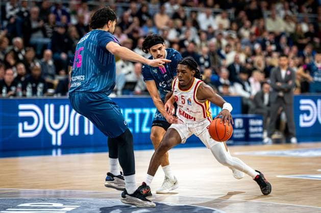 easyCredit BBL MLP Academics Heidelberg - Fitness First Würzburg Baskets 25 10 2025 Marcus Carr 5 Fitness First dribbles against Erol Ersek 11 MLP Academics Heidelberg and Marcel Keßen 15, MLP Academics Heidelberg easyCredit BBL MLP Academics Heidelberg - Fitness First Würzburg Baskets on 25 10 2025 at the SNP Dome, Heidelberg easyCredit BBL MLP Academics Heidelberg - Fitness First Würzburg Baskets on 25 10 2025 at the SNP Dome, Heidelberg Copyright: xBEAUTIFULxSPORTS Gelhardtx
