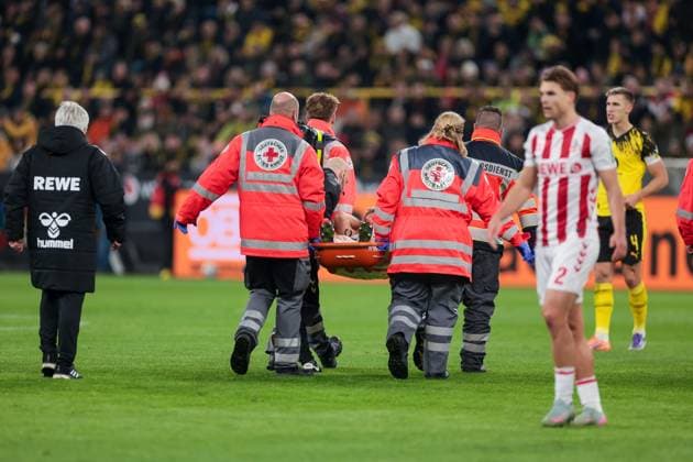 25 10 2025, 1 Bundesliga, Matchday 8, Borussia Dortmund 1 FC Köln, Timo Hübers 1 FC Köln has to be carried off the pitch after a tackle, Dortmund Signal Iduna Park NRW Germany xRHR PHOTO DEx Copyright: DennisxEwert RHR-FOTOx RHR-FOTO DE