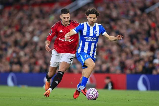Fußball Premier League Manchester United gegen Brighton Hove Albion 25. Oktober 2025 Premier League Manchester United gegen Brighton Hove Albion Ferdi Kadioglu von Brighton Hove Albion im Zweikampf mit Diogo Dalot von Manchester United Foto Simon Stacpoole Abseits Manchester UK  Copyright: xSimonxStacpoolexOffside