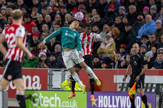 Football - FA Premier League - Brentford FC v Liverpool FC LONDON, ENGLAND - Saturday, October 24, 2025: Liverpool s Milos Kerkez challenges for a header with Brentford s Dango Ouattara during the FA Premier League match between Brentford FC and Liverpool FC at the Brentford Community Stadium. (Photo by David Rawcliffe Propaganda) LONDON Brentford Community Stadium GREATER LONDON ENGLAND  Copyright: xDavidxRawcliffex P2025-10-25-Brentford_Liverpool-47