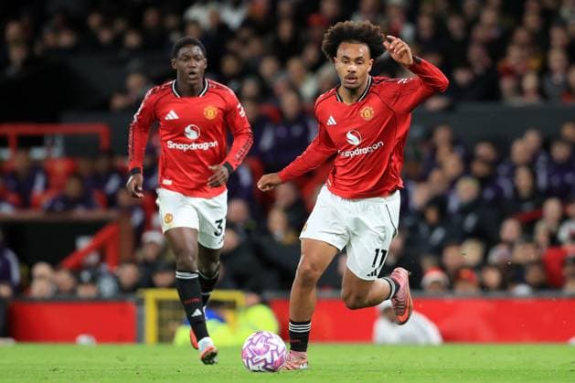 25th October 2025; Old Trafford, Manchester, England; Premier League Football, Manchester United, ManU versus Brighton and Hove Albion; Joshua Zirkzee of Manchester United runs with the ball  DavidxBlunsden