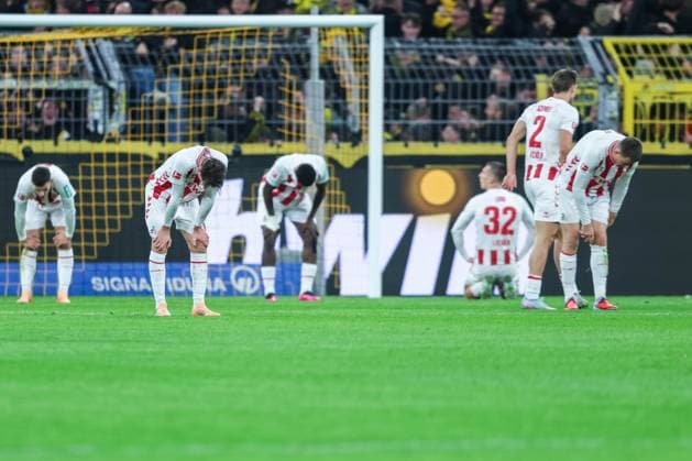 Soccer 1 Bundesliga 8 Matchday Borussia Dortmund 1 FC Köln on 25 10 2025 at Signal Iduna Park in Dortmund The Cologne players disappointed after the 1 0 by Maximilian Beier Dortmund DFL regulations prohibit any use of photographs as image sequences and or quasi video xJRx