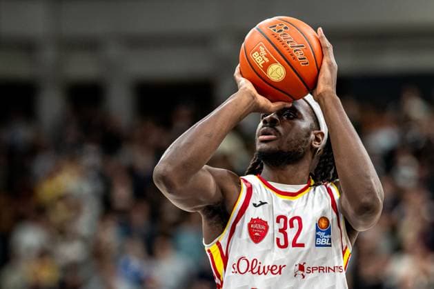 easyCredit BBL MLP Academics Heidelberg - Fitness First Würzburg Baskets 25 10 2025 Charles Thompson 32 Fitness First prepares a throw easyCredit BBL MLP Academics Heidelberg - Fitness First Würzburg Baskets on 25 10 2025 at the SNP Dome, Heidelberg Copyright: xBEAUTIFULxSPORTS Gelhardtx