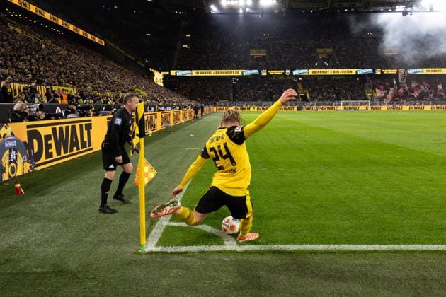 25 10 2025, 1 Bundesliga, Matchday 8, Borussia Dortmund 1 FC Köln, Daniel Svensson Borussia Dortmund with a corner, Dortmund Signal Iduna Park NRW Germany xRHR PHOTO DEx Copyright: DennisxEwert RHR-FOTOx RHR-FOTO DE