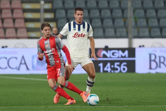CremoneseÕs Alessio Zerbin and AtalantaÕs Charles De Ketelaere during the Serie A soccer match between Cremonese and Atalanta at the Giovanni Zini Stadium in Cremona Italy - Sunday, 25 october 2025. - Soccer .  Copyright: xAlbertoxMariani LaPressex