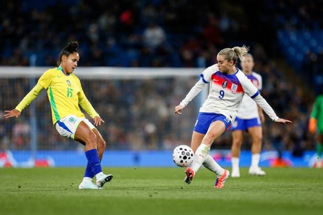England Women v Brazil Women International Friendly, Länderspiel, Nationalmannschaft Alessia RUSSO of England Women and Isabela FERREIRA COSTA DAS CHAGAS of Brazil Women during the International Friendly match at the City of Manchester Stadium, Manchester UK Newspapers OUT Copyright: xMaxxTomlinsonx FIL-22400-0109
