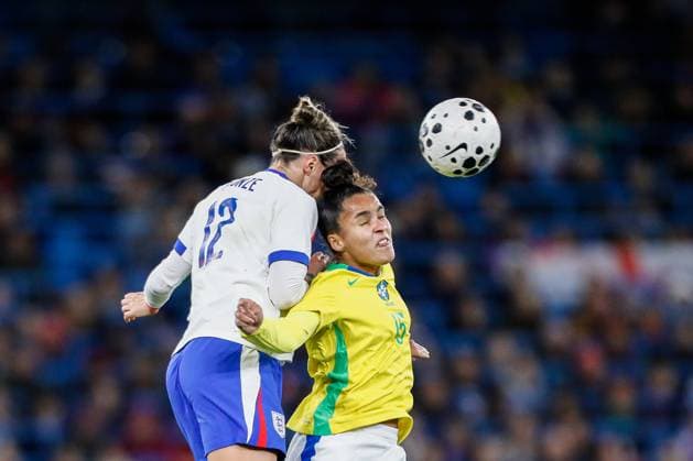 England Women v Brazil Women International Friendly, Länderspiel, Nationalmannschaft Lucy BRONZE of England Women and Isabela FERREIRA COSTA DAS CHAGAS of Brazil Women during the International Friendly match at the City of Manchester Stadium, Manchester UK Newspapers OUT Copyright: xMaxxTomlinsonx FIL-22400-0115