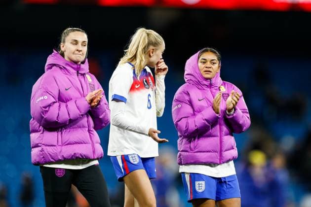 England Women v Brazil Women International Friendly, Länderspiel, Nationalmannschaft Esme MORGAN and Jessica CARTER of England Women after the International Friendly match at the City of Manchester Stadium, Manchester UK Newspapers OUT Copyright: xMaxxTomlinsonx FIL-22400-0126