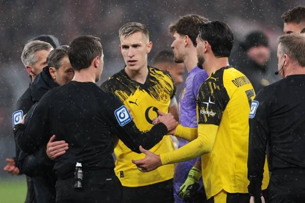 25 10 2025, 1 Bundesliga, Matchday 8, Borussia Dortmund 1 FC Köln, f l Coach Niko Kovac Borussia Dortmund , Referee Benjamin Brand GER , Nico Schlotterbeck Borussia Dortmund , Goalkeeper Gregor Kobel Borussia Dortmund , Ramy Bensebaini Borussia Dortmund , Dortmund Signal Iduna Park NRW Germany xRHR PHOTO DEx Copyright: DennisxEwert RHR-FOTOx RHR-FOTO DE