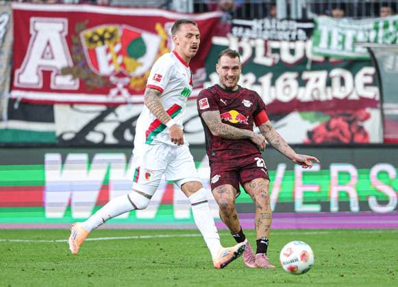 25 10 2024, 1 Bundesliga, FC Augsburg vs RB Leipzig, WWK Arena Augsburg, Football, Sport, in the picture Philip Tietz FC Augsburg vs David Raum RB Leipzig