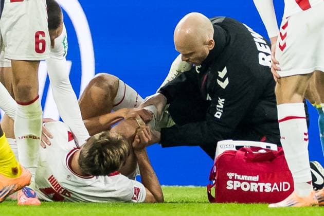 1 Fussball Bundesliga Borussia Dortmund vs 1 FC Koeln, 25 10 2025 DORTMUND, GERMANY OCTOBER 25 Timo Huebers Hübers, Hubers, 1 FC Koeln, 4 injures his knee and needs medical attention during the Bundesliga match between Borussia Dortmund vs 1 FC Koeln at Signal Iduna Park on matchday 8 of the 1 Fussball Bundesliga on October 25, 2025 in Dortmund, Germany DFL REGULATIONS PROHIBIT ANY USE OF PHOTOGRAPHS AS IMAGE SEQUENCES AND OR QUASI VIDEO Copyright: xBEAUTIFULxSPORTS Wunderlx