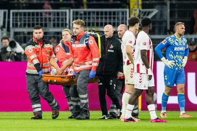 1 Soccer Bundesliga Borussia Dortmund vs 1 FC Koeln, 25 10 2025 DORTMUND, GERMANY OCTOBER 25 Timo Huebers Hübers, Hubers, 1 FC Koeln, 4 is being carried off the pitch by medical staff after injury during the Bundesliga match between Borussia Dortmund vs 1 FC Koeln at Signal Iduna Park on matchday 8 of the 1 Fussball Bundesliga on October 25, 2025 in Dortmund, Germany DFL REGULATIONS PROHIBIT ANY USE OF PHOTOGRAPHS AS IMAGE SEQUENCES AND OR QUASI VIDEO Copyright: xBEAUTIFULxSPORTS Wunderlx