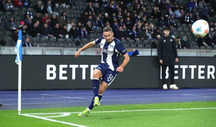 Paul Seguin at corner kick Single image Crop action Sport Soccer Football DFL 2 Bundesliga Men 10 Matchday Season 2025 2026 25 10 2025 Hertha BSC Berlin vs Fortuna Düsseldorf DFL regulations prohibit any use of photographs as image sequences and or quasi video