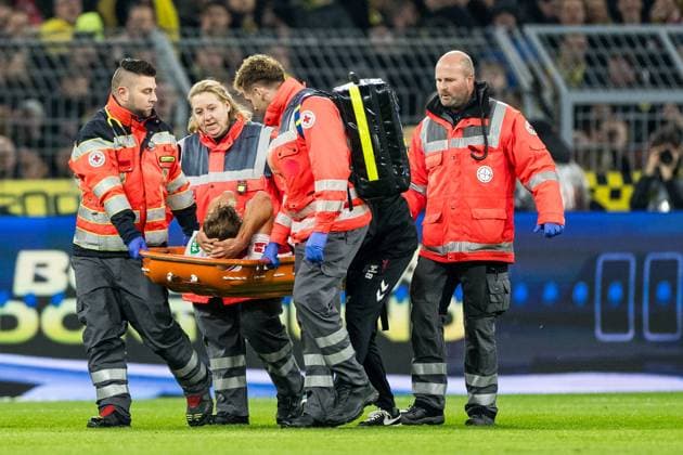 1 Soccer Bundesliga Borussia Dortmund vs 1 FC Koeln, 25 10 2025 DORTMUND, GERMANY OCTOBER 25 Timo Huebers Hübers, Hubers, 1 FC Koeln, 4 is being carried off the pitch by medical staff after injury during the Bundesliga match between Borussia Dortmund vs 1 FC Koeln at Signal Iduna Park on matchday 8 of the 1 Fussball Bundesliga on October 25, 2025 in Dortmund, Germany DFL REGULATIONS PROHIBIT ANY USE OF PHOTOGRAPHS AS IMAGE SEQUENCES AND OR QUASI VIDEO Copyright: xBEAUTIFULxSPORTS Wunderlx