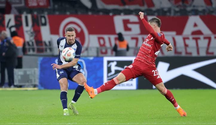 Paul Seguin, Danny Schmidt duel Match scene Action Sport Soccer Football DFL 2 Bundesliga Men 10 Matchday Season 2025 2026 25 10 2025 Hertha BSC Berlin vs Fortuna Düsseldorf DFL regulations prohibit any use of photographs as image sequences and or quasi video