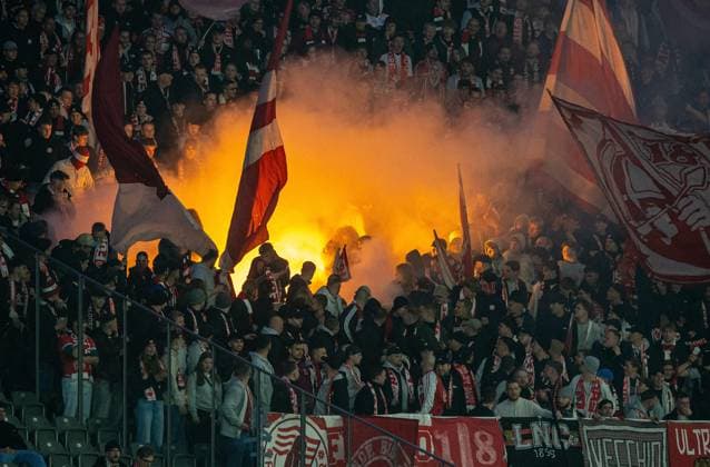 Soccer, Men, Season 2025 2026, 2 Bundesliga 10 Matchday , Hertha BSC Fortuna Düsseldorf, Fans of Düsseldorf ignite pyrotechnics, 25 10 2025, Copyright: xSebastianxRäppold MatthiasxKochx
