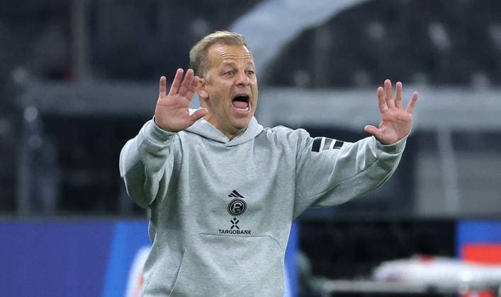 Coach Markus Anfang pointing, gesticulating Action upper body Sport Football Soccer DFL 2 Bundesliga Men 10 Matchday Season 2025 2026 25 10 2025 Hertha BSC Berlin vs Fortuna Düsseldorf DFL regulations prohibit any use of photographs as image sequences and or quasi video