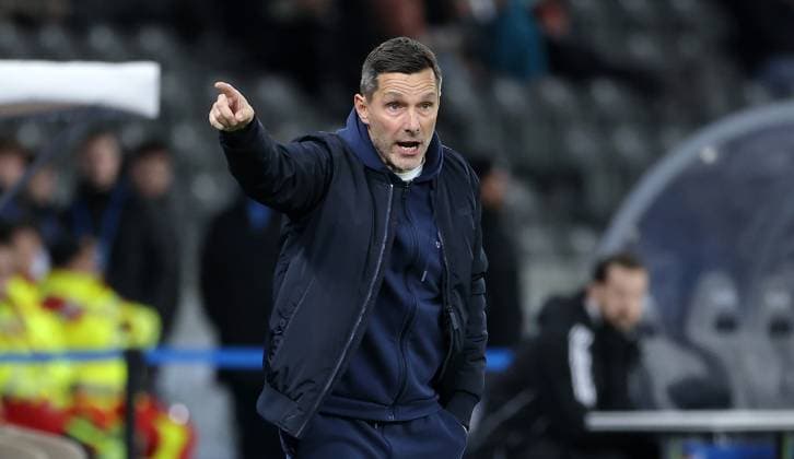 Coach Stefan Leitl pointing, gesticulating Action upper body Sport Football Soccer DFL 2 Bundesliga Men 10 Matchday Season 2025 2026 25 10 2025 Hertha BSC Berlin vs Fortuna Düsseldorf DFL regulations prohibit any use of photographs as image sequences and or quasi video