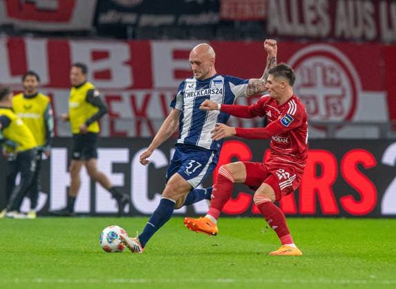 Soccer, Men, Season 2025 2026, 2 Bundesliga 10 Matchday , Hertha BSC Fortuna Düsseldorf, f l Toni Leistner Hertha BSC , Danny Schmidt Düsseldorf , 25 10 2025, Copyright: xSebastianxRäppold MatthiasxKochx