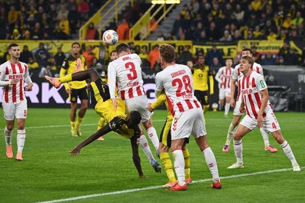 With this overhead kick Serhou GUIRASSY DO hits the opponent Dominique HEINTZ K on the head and receives the yellow card, warning Football 1 Bundesliga, 8 Spieltag, matchday8, Borussia Dortmund DO 1 FC Koeln K 1 0 am 25 10 2025 in Dortmund Germany UEFA regulations prohibit any use of photographs as image sequences and or quasi video Â