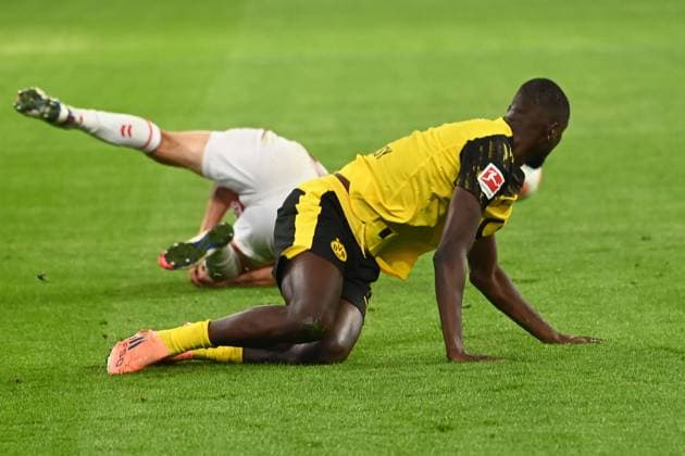 In this collision with Serhou GUIRASSY DO Timo HUEBERS Hübers, K injured his knee, Football 1 Bundesliga, 8 Matchday, matchday8, Borussia Dortmund DO 1 FC Koeln K 1 0 on 25 10 2025 in Dortmund Germany UEFA regulations prohibit any use of photographs as image sequences and or quasi video Â