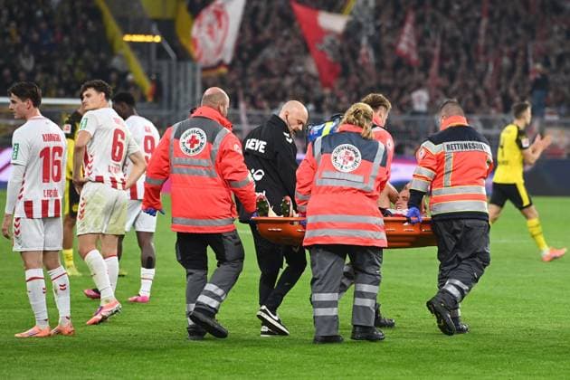 Timo HUEBERS Hübers, K lies injured on the pitch, injured, injury, is carried out of the stadium by paramedics, Football 1 Bundesliga, 8 Matchday, matchday8, Borussia Dortmund DO 1 FC Koeln K 1 0 on 25 10 2025 in Dortmund Germany UEFA regulations prohibit any use of photographs as image sequences and or quasi video Â