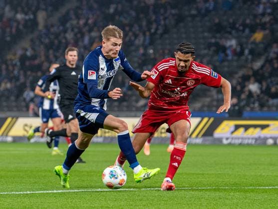 Soccer, Men, Season 2025 2026, 2 Bundesliga 10 Matchday , Hertha BSC Fortuna Düsseldorf, v l Marten Winkler Hertha BSC , Kenneth Schmidt Düsseldorf , 25 10 2025, Copyright: xSebastianxRäppold MatthiasxKochx