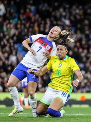 Beth Mead (7 England) wins a penalty after a foul from Bia Zaeratto (16 Brazil) during the Womens International Friendly, Länderspiel, Nationalmannschaft football match between England and Brazil at Etihad Stadium in Manchester, England Copyright: xNataliexMincher SPPx Sportspressphoto_SPR51124