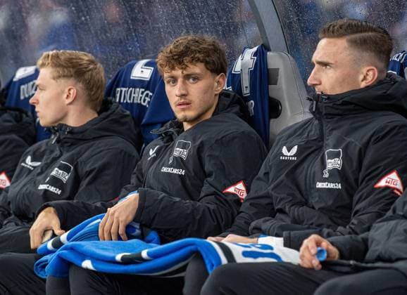 Soccer, Men, Season 2025 2026, 2 Bundesliga 10 Matchday , Hertha BSC Fortuna Düsseldorf, f l Julian Eitschberger Hertha BSC , Maurice Krattenmacher Hertha BSC , Niklas Kolbe Hertha BSC on the bench, 25 10 2025, Copyright: xSebastianxRäppold MatthiasxKochx