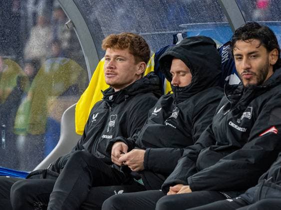 Soccer, Men, Season 2025 2026, 2 Bundesliga 10 Matchday , Hertha BSC Fortuna Düsseldorf, f l Sebastian Grönning Hertha BSC , Jon Dagur Thorsteinsson Hertha BSC , Kevin Sessa Hertha BSC on the bench, 25 10 2025, Copyright: xSebastianxRäppold MatthiasxKochx