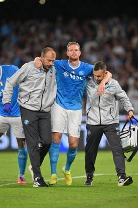 Kevin De Bruyne of SSC Napoli injured during the match of 8th day of the Serie A Championship between S.S.C. Napoli and FC Inter at the Maradona Stadium on Oct 25, 2025 in Naples, Italy. during SSC Napoli vs Inter - FC Internazionale, Italian soccer Serie A match in Naples, Italy, October 25 2025  Copyright: xRobertoxRamaccia IPAxSportx xipa-agency.netx xx IPA_67071747 IPA_Agency_IPA67071747