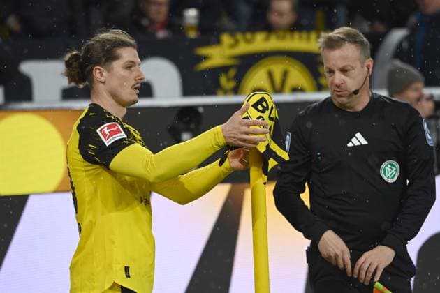 Marcel SABITZER DO repairs the corner flag, general, feature, border motif, symbol photo Football 1 Bundesliga, 8 matchday, matchday8, Borussia Dortmund DO 1 FC Koeln K 1 0 on 25 10 2025 in Dortmund Germany UEFA regulations prohibit any use of photographs as image sequences and or quasi video Â