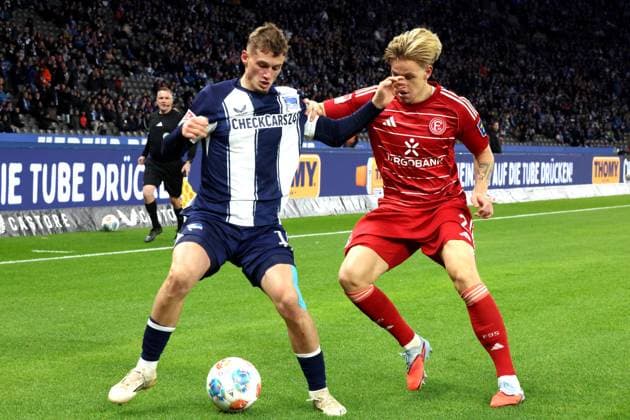 DEU, DFL, 2 FBL, Hertha BSC vs Forrtuna Duesseldorf, 25 10 2025, Berliner Olympiastadion, Berlin, DEU, DFL, 2 FBL, Hertha BSC vs Forrtuna Duesseldorf, im Bild Michael Cuisance Hertha BSC Berlin 10 , JESPER DALAND Fortuna Duesseldorf 2 DFL regulations prohibit any use of Photographs as image sequences and or quasi video nordphotoxGmbHx xEngler nph00076