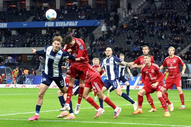 DEU, DFL, 2 FBL, Hertha BSC vs Forrtuna Duesseldorf, 25 10 2025, Berliner Olympiastadion, Berlin, DEU, DFL, 2 FBL, Hertha BSC vs Forrtuna Duesseldorf, pictured Marten Winkler Hertha BSC Berlin 22 , Toni Leistner Hertha BSC Berlin 37 , ANOUAR EL AZZOUZI Fortuna Duesseldorf 8 , KENNETH SCHMIDT Fortuna Duesseldorf 4 DFL regulations prohibit any use of Photographs as image sequences and or quasi video nordphotoxGmbHx xEngler nph00076