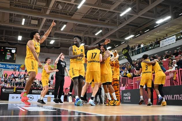 Melkisedek Moreaux Tigers Tuebingen, 23 and the team celebrate the victory GER, Tigers Tuebingen vs SBB Baskets Wolmirstedt, Basketball, Men, Pro A, 2 Barmer Basketball Bundesliga, Season 2025 2026, 25 10 2025 GER, Tigers Tuebingen vs SBB Baskets Wolmirstedt, Basketball, Men, Pro A, 2 Barmer Basketball Bundesliga, Season 2025 2026, 25 10 2025 Tuebingen Copyright: xEibner-Pressefoto NicolasxWoernx EP_NWN