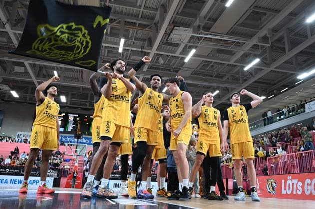 Silas Oriane Tigers Tuebingen, 07 , Miles Tention Tigers Tuebingen, 03 , Bernard Pelote III Tigers Tuebingen, 01 , Kaya Bayram Tigers Tuebingen, 05 , Isaiah Sanders Tigers Tuebingen, 10 , Lukas Milner Tigers Tuebingen, 17 celebrate the victory and cheer with the fans GER, Tigers Tuebingen vs SBB Baskets Wolmirstedt, Basketball, Men, Pro A, 2 Barmer Basketball Bundesliga, Season 2025 2026, 25 10 2025 GER, Tigers Tuebingen vs SBB Baskets Wolmirstedt, Basketball, Men, Pro A, 2 Barmer Basketball Bundesliga, Season 2025 2026, 25 10 2025 Tuebingen Copyright: xEibner-Pressefoto NicolasxWoernx EP_NWN