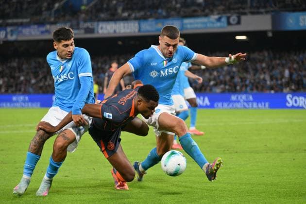 Denzel Dumfries of FC Inter under pressure from Mathias Olivera of SSC Napoli and Alessandro Buongiorno of SSC Napoli during the match of 8th day of the Serie A Championship between S.S.C. Napoli and FC Inter at the Maradona Stadium on Oct 25, 2025 in Naples, Italy. during SSC Napoli vs Inter - FC Internazionale, Italian soccer Serie A match in Naples, Italy, October 25 2025  Copyright: xRobertoxRamaccia IPAxSportx xipa-agency.netx xx IPA_67072030 IPA_Agency_IPA67072030